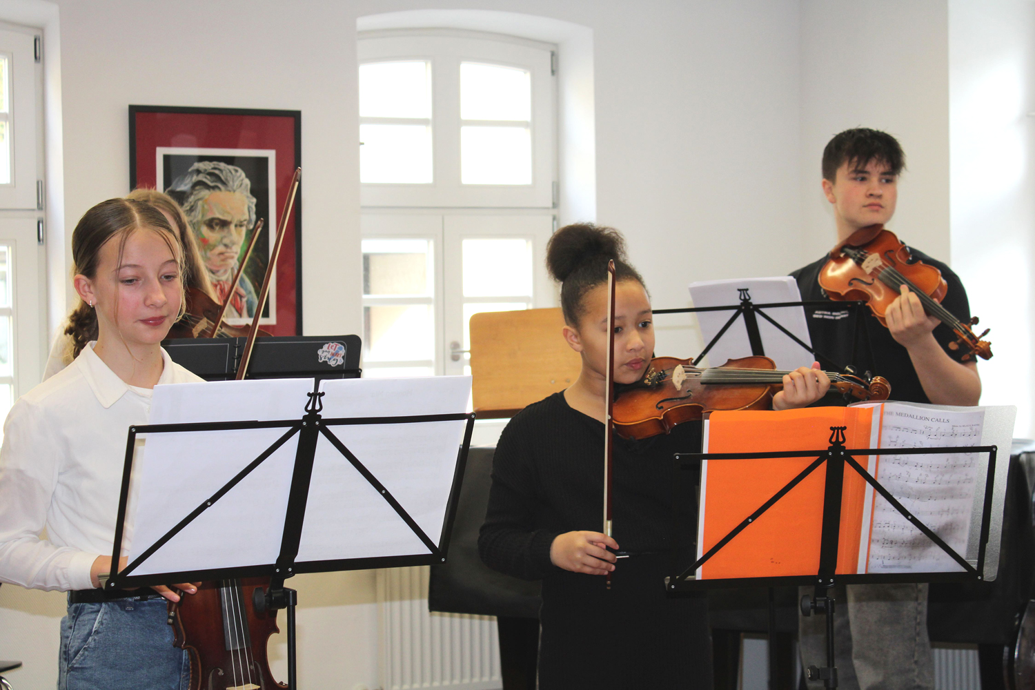 Geigerinne und Geiger beim Vorspiel im Flügelsaal der musikkulturschule, der Musikschule im Alten Esel in Lauterbach