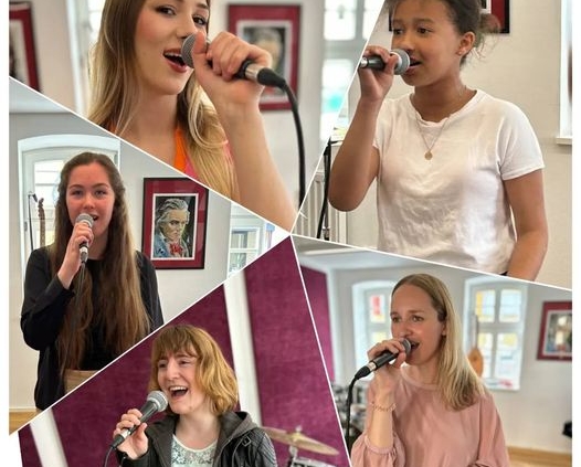 Verschiedene Sängerinnen beim Vorsingen im Flügelsaal im Alten Esel, der Musikschule in Lauterbach