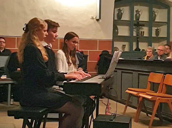 Drei Schüler*innen der Klavierklasse von Helmut Stroeher in Hopfmannsfelder Kirche beim Tag der Musik